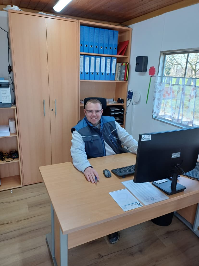 Schwarz-Weiß-Foto der Gründergeneration der Familie Schallmoser vor dem historischen Firmengebäude