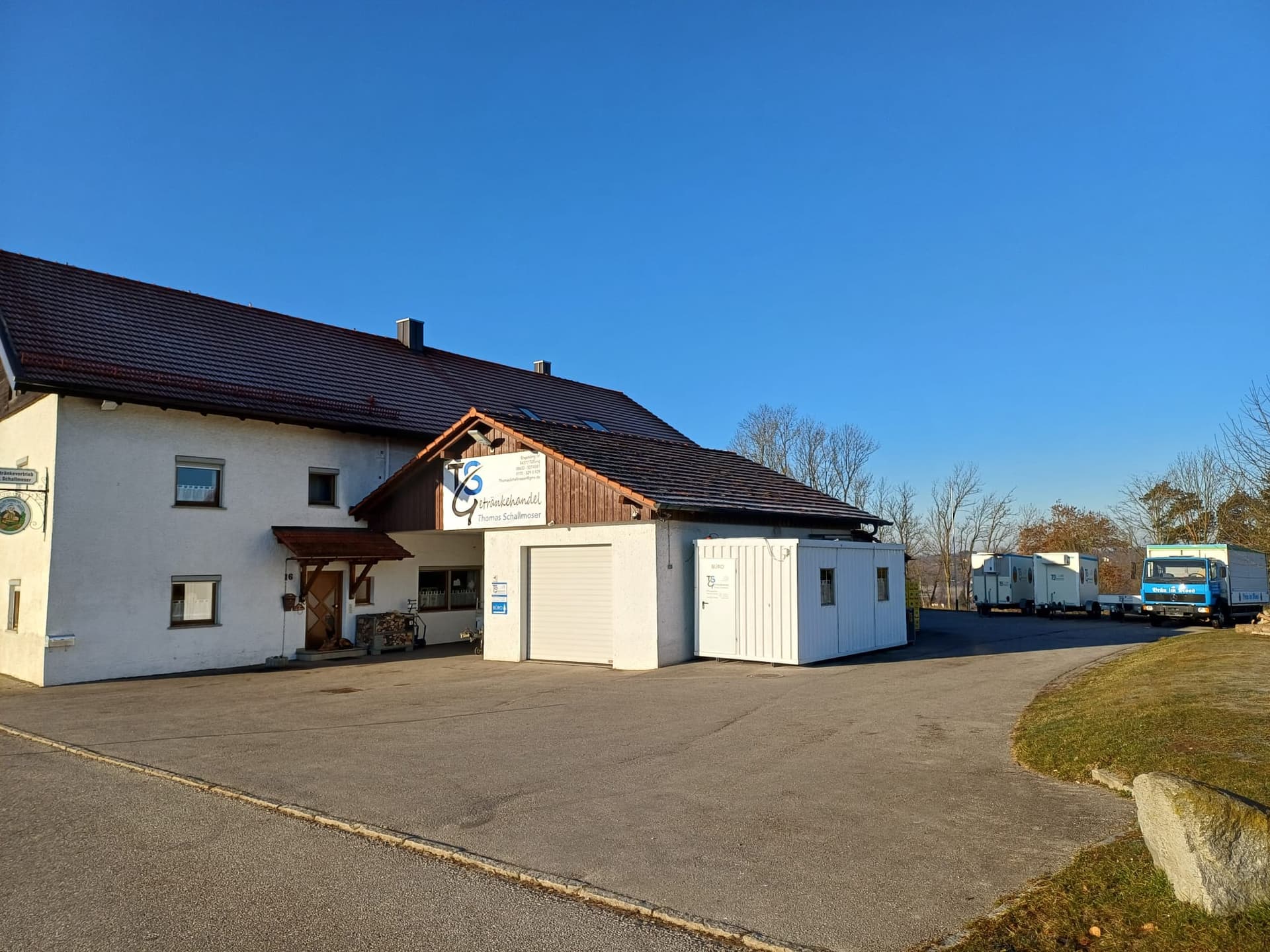 Einladende Auslage mit einer Auswahl an Bieren, Weinen und Säften im Getränkemarkt Schallmoser